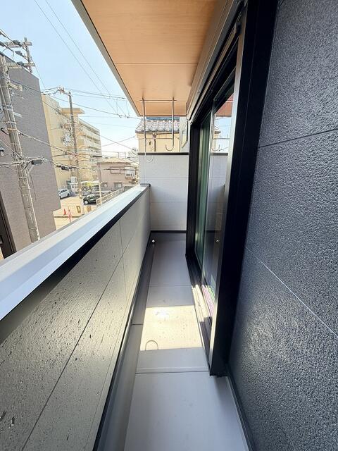 バルコニー／２階のバルコニー：水道と外部コンセントも付いています。