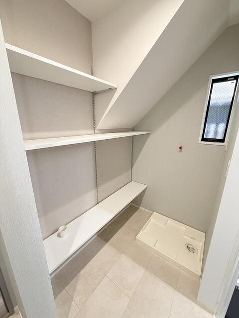 洗面台・洗面所／洗濯機置き場もある広々とした洗面室です。収納棚もあり洗面室が