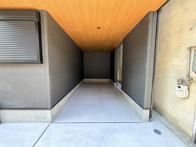 現地（駐車場）／大型ワゴン車も駐車可能な大型ガレージです。自転車置場もありま