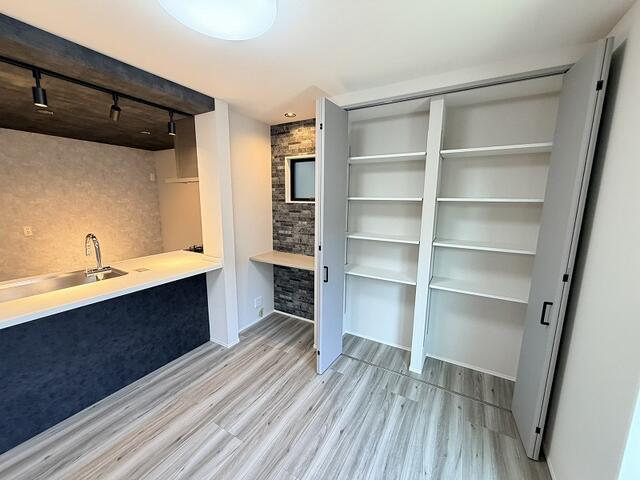 収納／リビングには収納がありキレイに片付きます。カウンターもありい