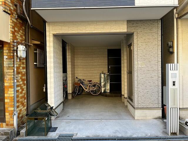 現地（駐車場）／ハイルーフ車も駐車可能なガレージです。前面道路が広く、車庫入