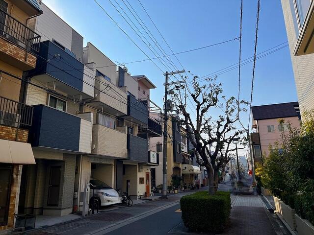 現地を含む前面道路です。前面道路は歩道付きの広々とした公道約