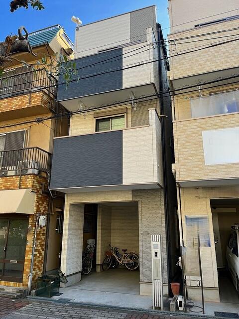 現地（外観）／２０１５年（平成２７年）１０月建築の築浅一戸建住宅。大阪メト