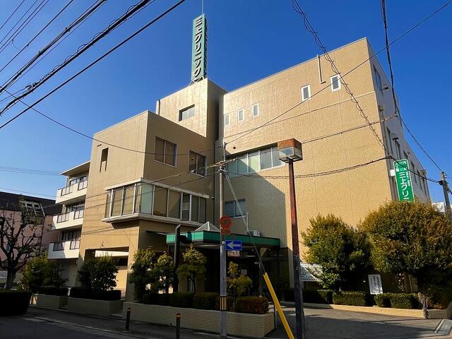 目の前に三上クリニックがあります。