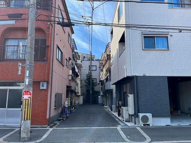 南側前面道路は約４ｍの位置指定道路です。