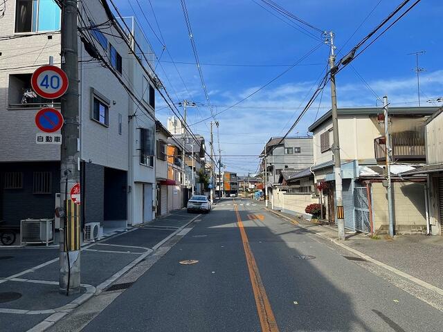 東側前面道路は歩道付きの広々とした公道約９ｍです。