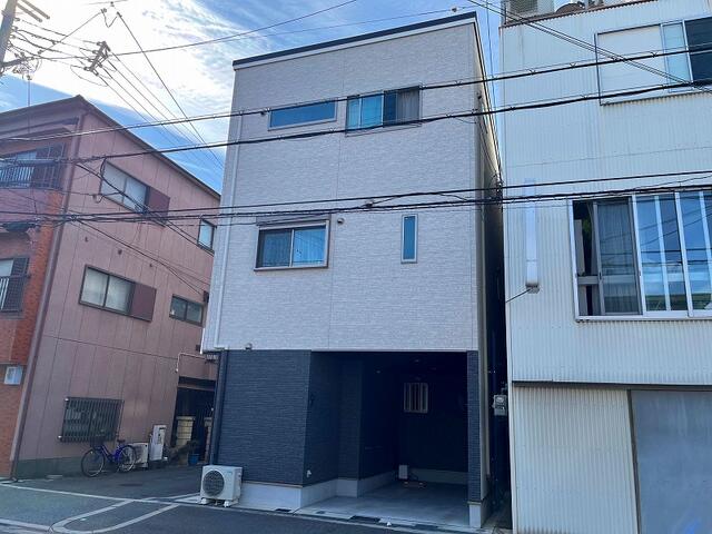 現地（外観）／東南角地・南向きバルコニーにつき、陽当り・通風大変良好です。