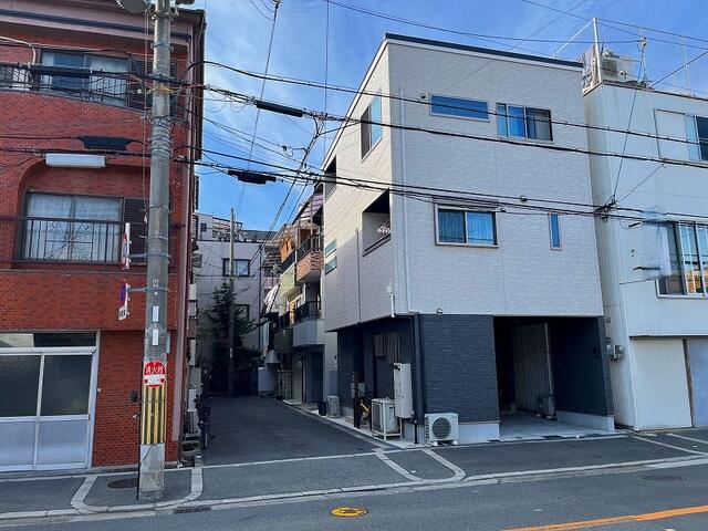 現地を含む南側前面道路です。