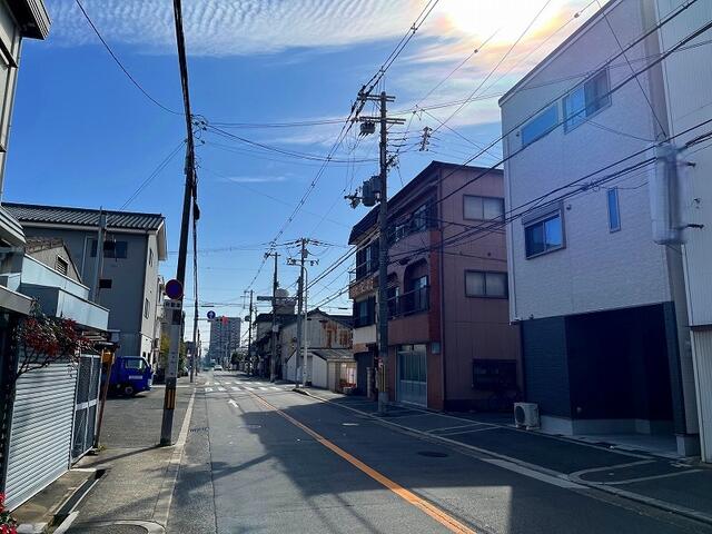 現地を含む東側前面道路です。