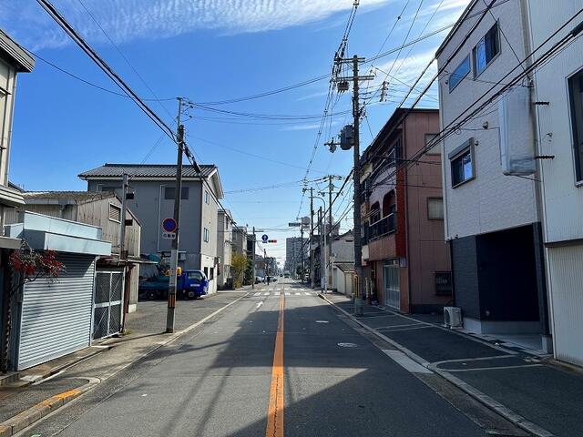東側前面道路は歩道付きの広々とした公道約９ｍです。