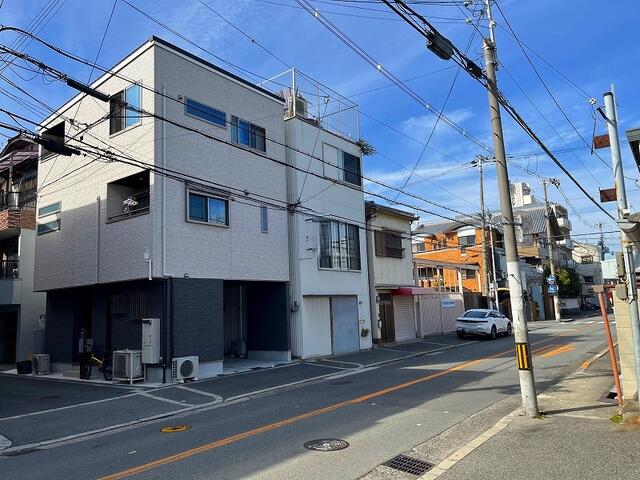 現地を含む東側前面道路です。