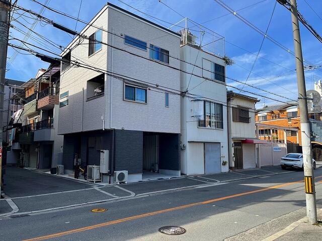 現地を含む前面道路（東側・南側）です。