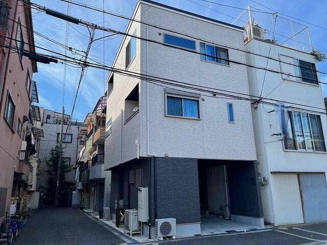 現地（外観）／東南角地・南向きバルコニーにつき、陽当り・通風大変良好です。