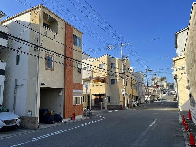 現地を含む東側前面道路です。東側道路は公道約８ｍです。