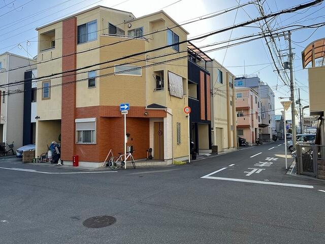 現地を含む北側前面道路です。北側道路は約６ｍです。