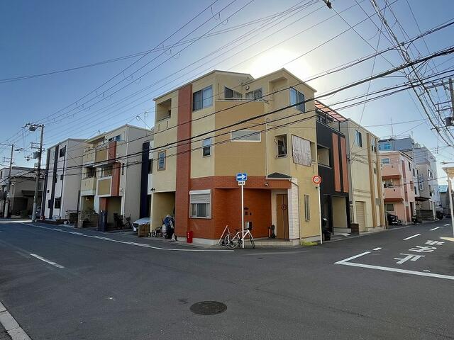 現地を含む前面道路です。東側道路約８ｍ、北側道路約６ｍです。