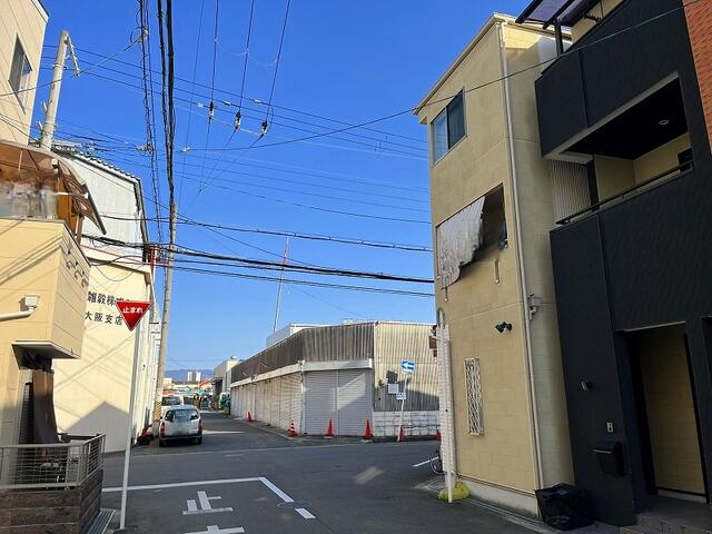 現地を含む北側前面道路です。北側道路は約６ｍです。