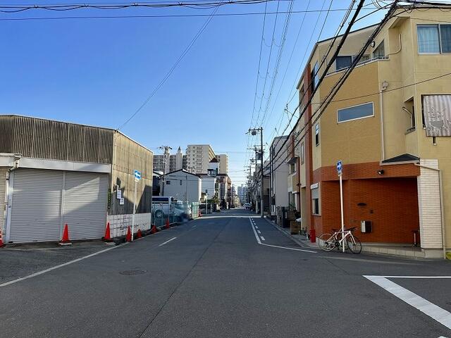 東側道路は公道約８ｍです。