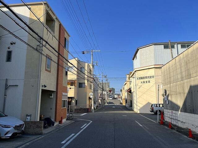 東側道路は公道約８ｍです。