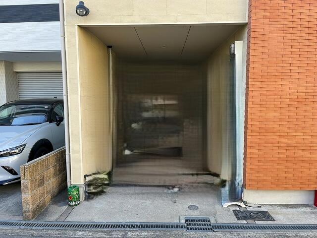 現地（駐車場）／ハイルーフ車も駐車可能なガレージです。