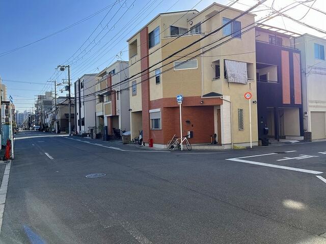 現地を含む東側前面道路です。東側道路は公道約８ｍです。