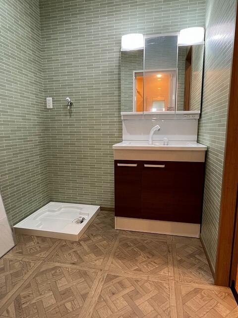 洗面台・洗面所／３面鏡付きのシャンプードレッサー新調しました。洗濯機置き場も