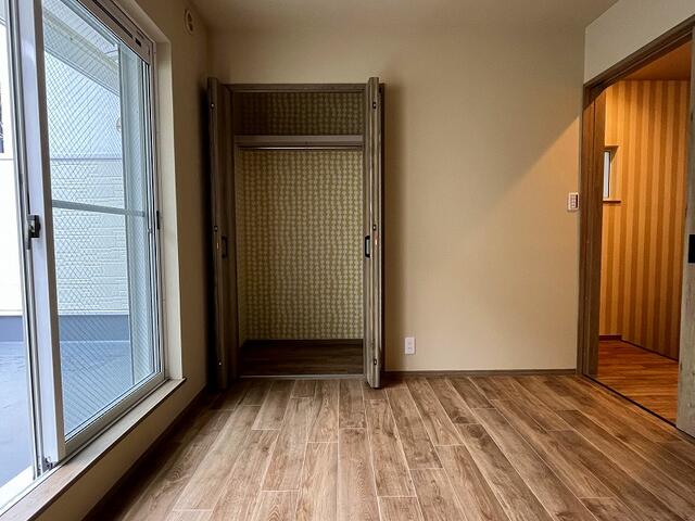 リビング以外の居室／２階の洋室約６帖（南向きバルコニー側）：南からの採光タップリ