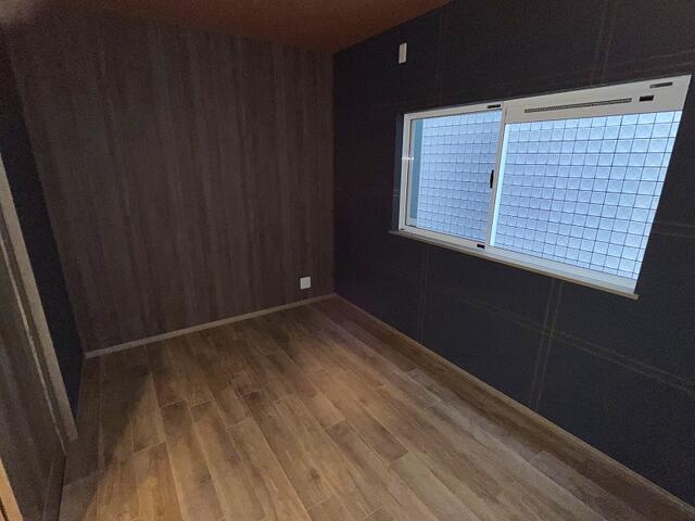 リビング以外の居室／２階の洋室約５．５帖：（フロアタイル・クロス張替、建具新調等