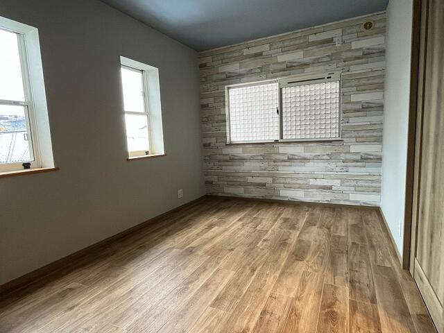 リビング以外の居室／２階の洋室約６帖（道路側）：壁いっぱいにクローゼットがあり収