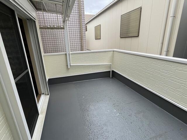 バルコニー／出幅のある広々とした南向きのバルコニーです。水道と外部コンセ