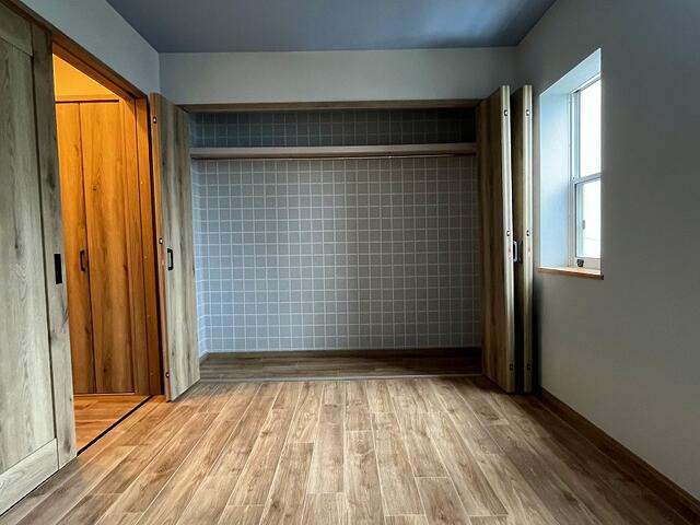 リビング以外の居室／２階の洋室約６帖（道路側）：壁いっぱいにクローゼットがあり収