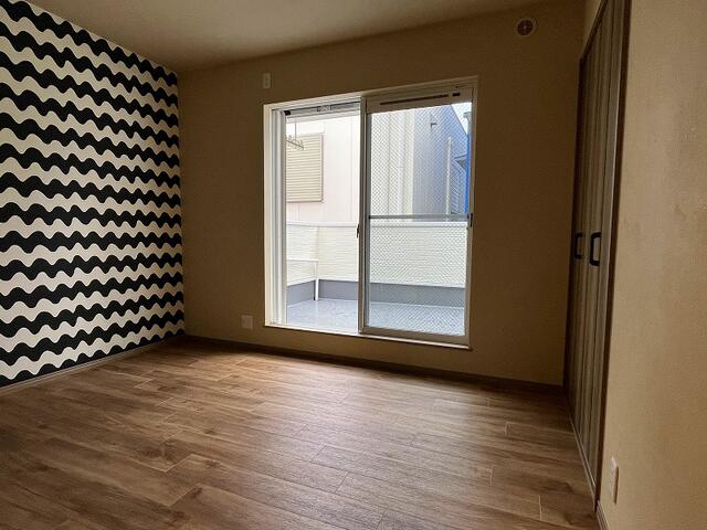 リビング以外の居室／２階の洋室約６帖（南向きバルコニー側）：南からの採光タップリ