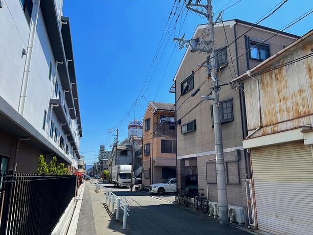 現地を含む北側前面道路です。北側前面道路は広々とした公道約６