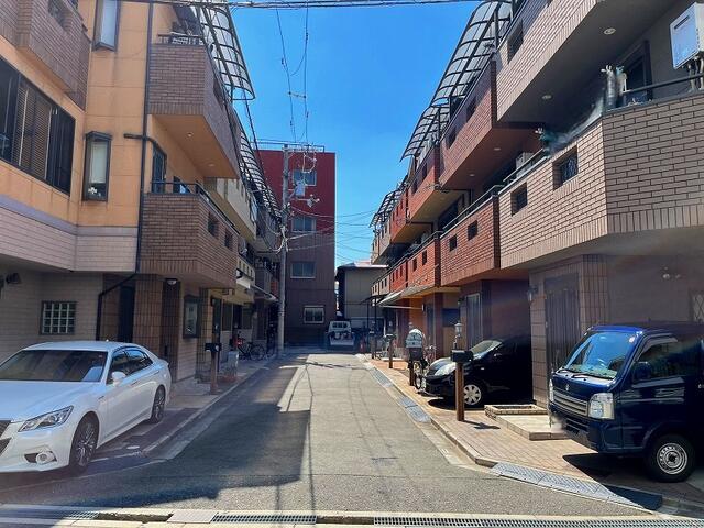 東側前面道路は開発道路約４ｍです。
