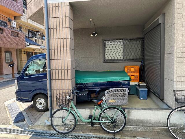 現地（駐車場）／ハイルーフ車も駐車可能なガレージです。