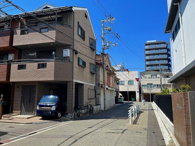 現地を含む北側前面道路です。北側前面道路は広々とした公道約６