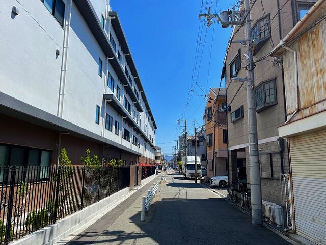 北側前面道路は広々とした公道約６ｍです。