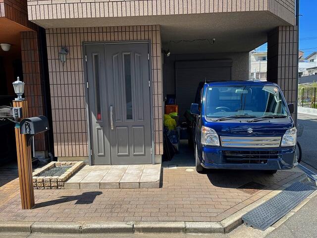 現地（駐車場）／ハイルーフ車も駐車可能なガレージです。玄関ポーチも広々として