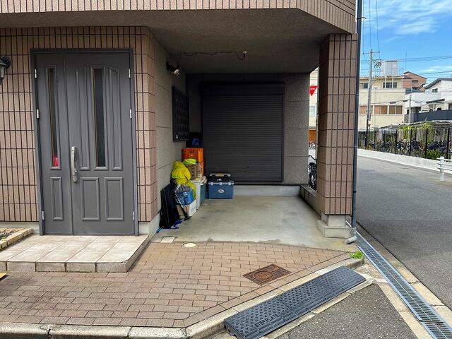 現地（駐車場）／ハイルーフ車も駐車可能なガレージです。