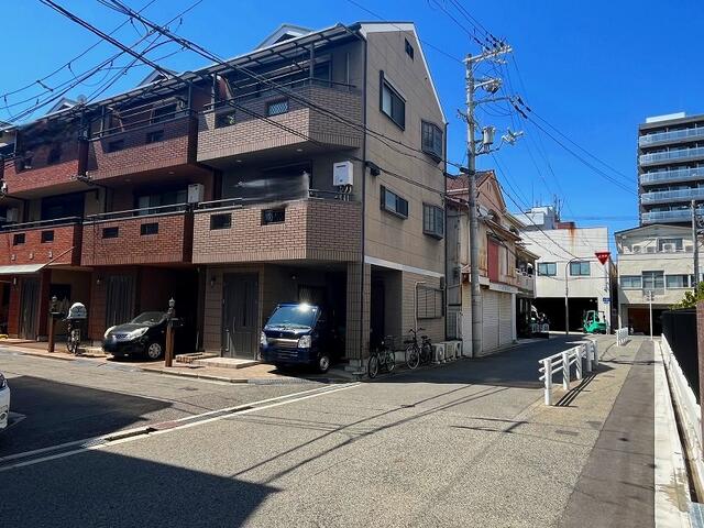 現地を含む前面道路です。北側公道約６ｍ、東側私道約４ｍ道路で