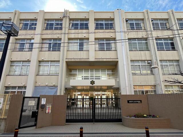 大阪市立本庄中学校 (275m)