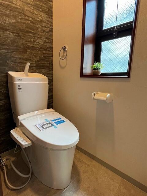 トイレ／２階のトイレ：便器・温水洗浄便座新調しました。（ペーパーホル
