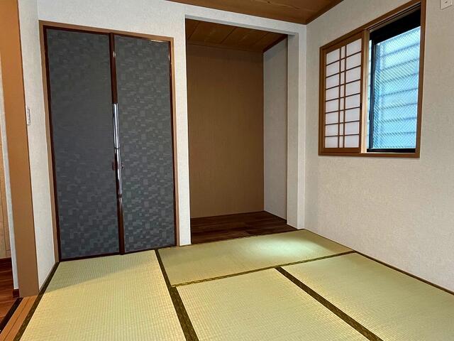 リビング以外の居室／１階の和室約６帖：タップリ収納が出来る押入と床の間のある広々
