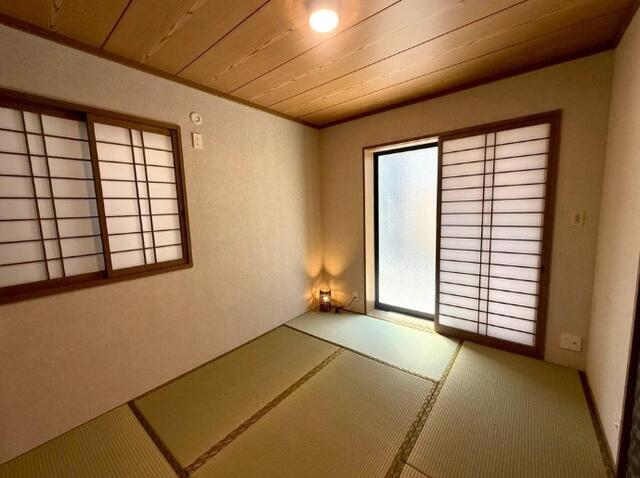 リビング以外の居室／１階の和室約６帖：タップリ収納が出来る押入と床の間のある広々
