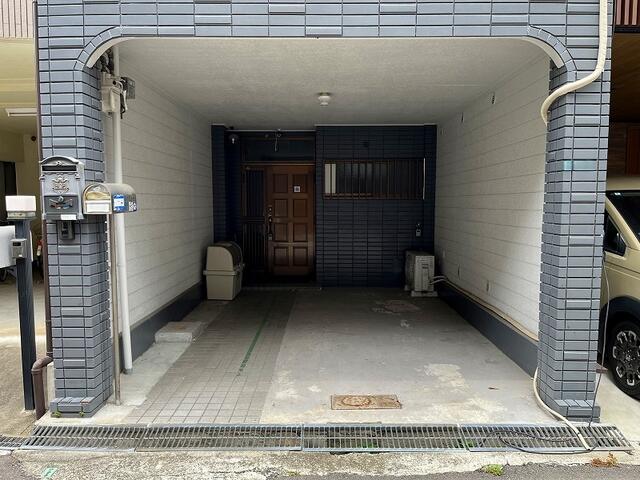 現地（駐車場）／ハイルーフ車も駐車可能です。