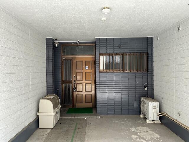 玄関／雨の日でも濡れない玄関です。