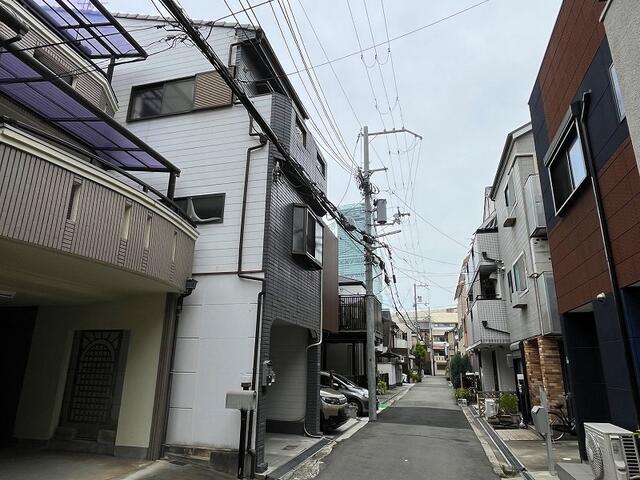 現地を含む前面道路です。前面道路は車の往来が少ないです。