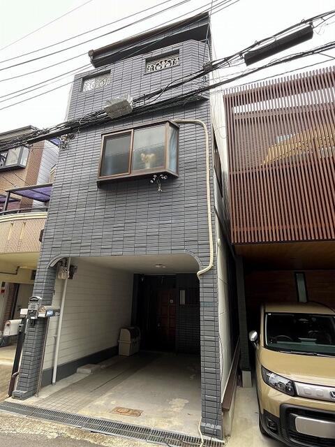 現地（外観）／土地有効約６７．７㎡（約２０．４８坪）付き。鉄骨造３階建。大