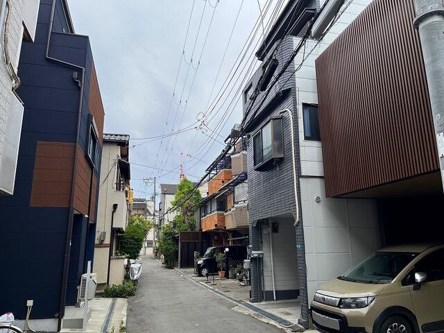 現地を含む前面道路です。前面道路は車の往来が少ないです。