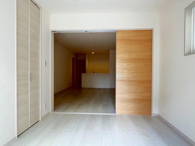 リビング以外の居室／１階の洋室４．５帖：南からの採光タップリで室内大変明るく通風